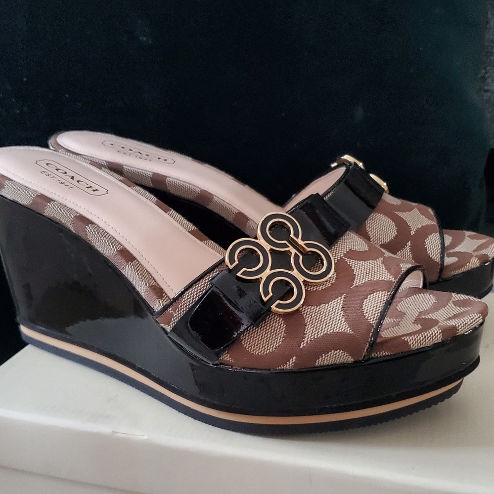 Never worn COACH Gering Sandal